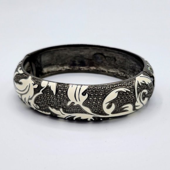 Kenneth Jay Lane KJL White Enameled Rhinestone Studded Black Tone Hinged Bangle - Picture 3 of 6
